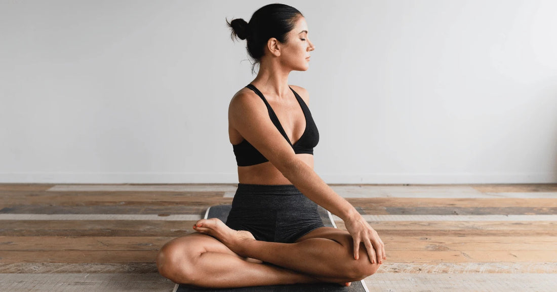 What causes hip pain when standing up after sitting?
