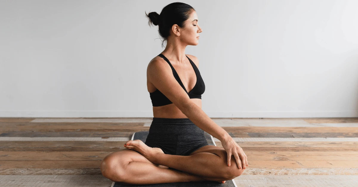What causes hip pain when standing up after sitting?